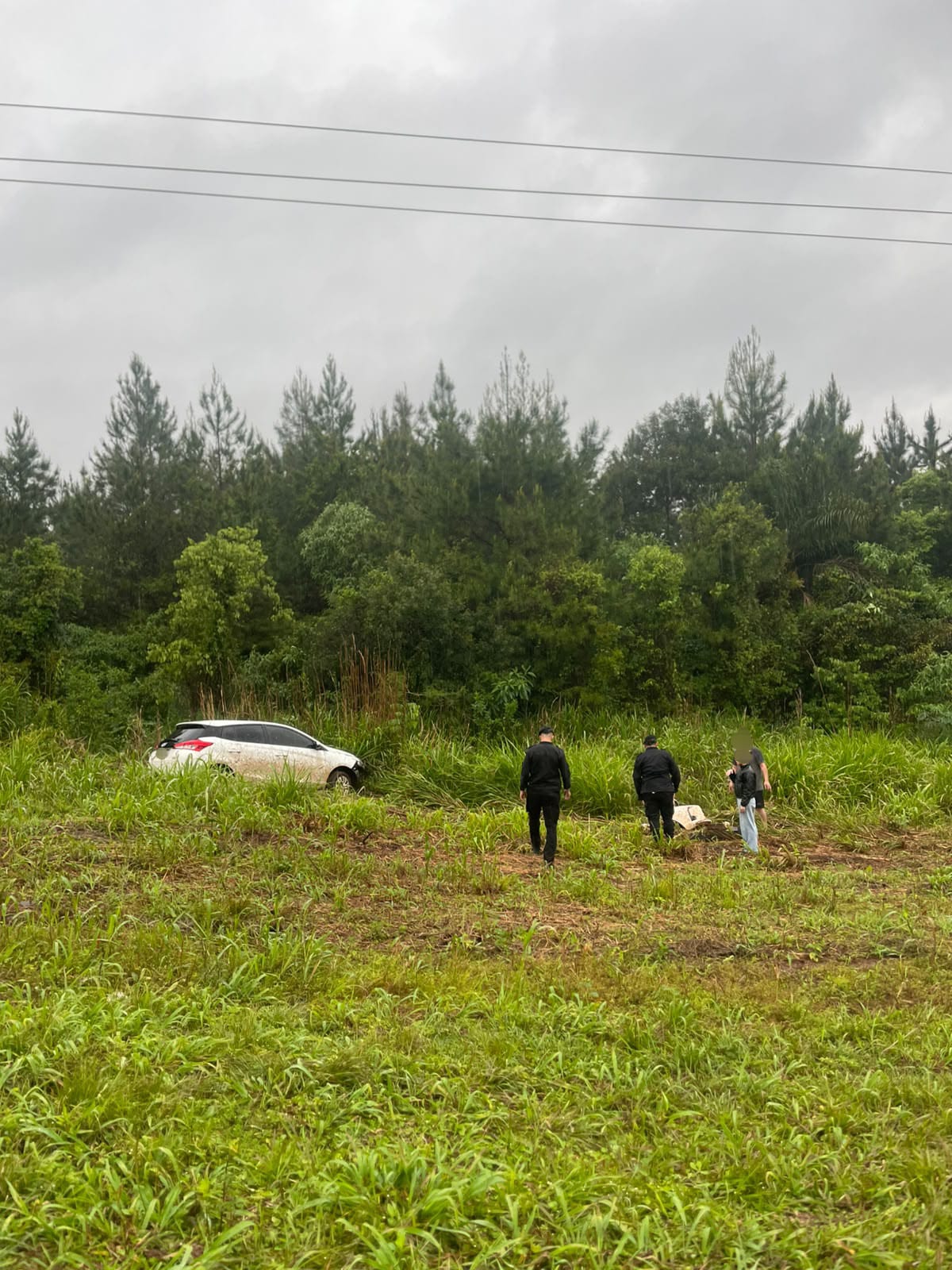 Una eldoradense despistó con su auto sobre la ruta 12 y terminó en la banquina en Jardín América 2